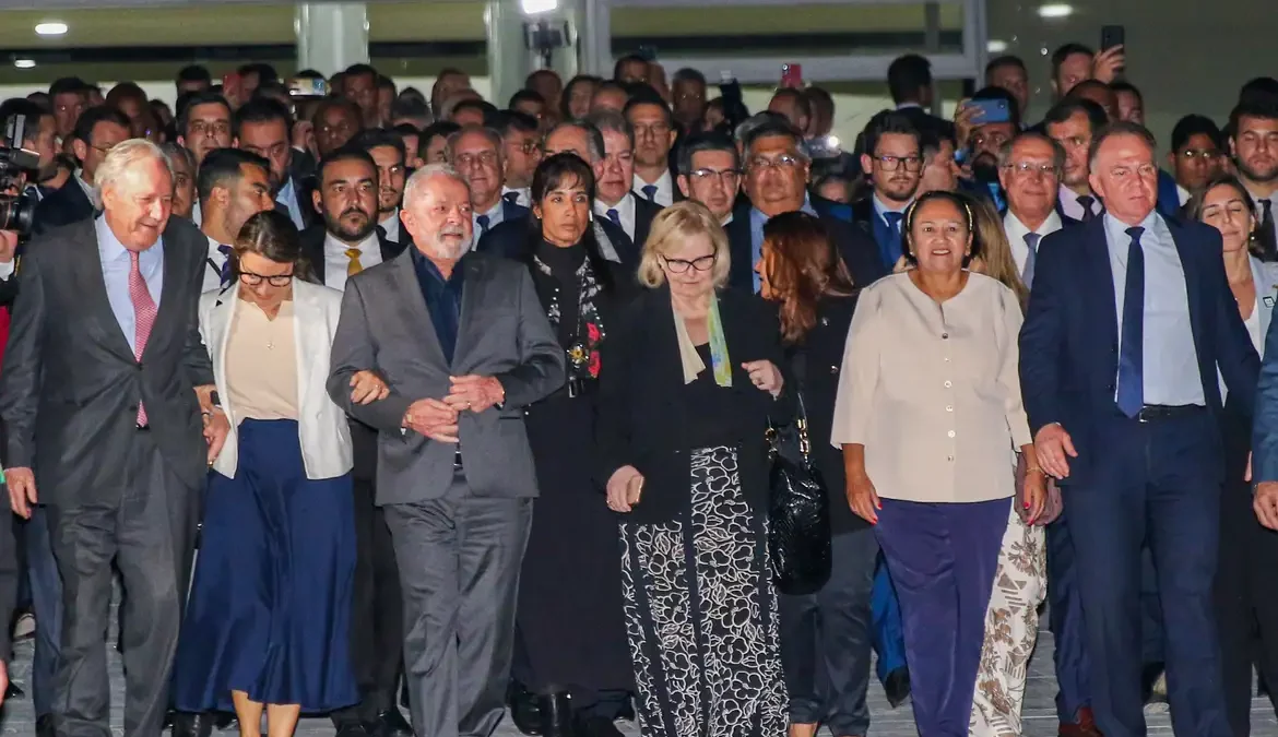 A foto mostra os representantes dos Três Poderes da República caminhando até o palácio do Supremo Tribunal Federal