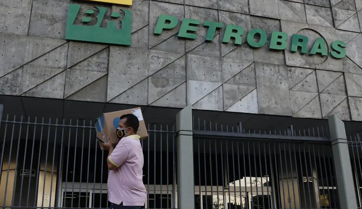 CGU constata que Petrobras vendeu refinaria abaixo do preço 1 A venda da Refinaria Landulpho Alves, na Bahia, em novembro de 2021, apresentou fragilidades, constatou auditoria da Controladoria-Geral