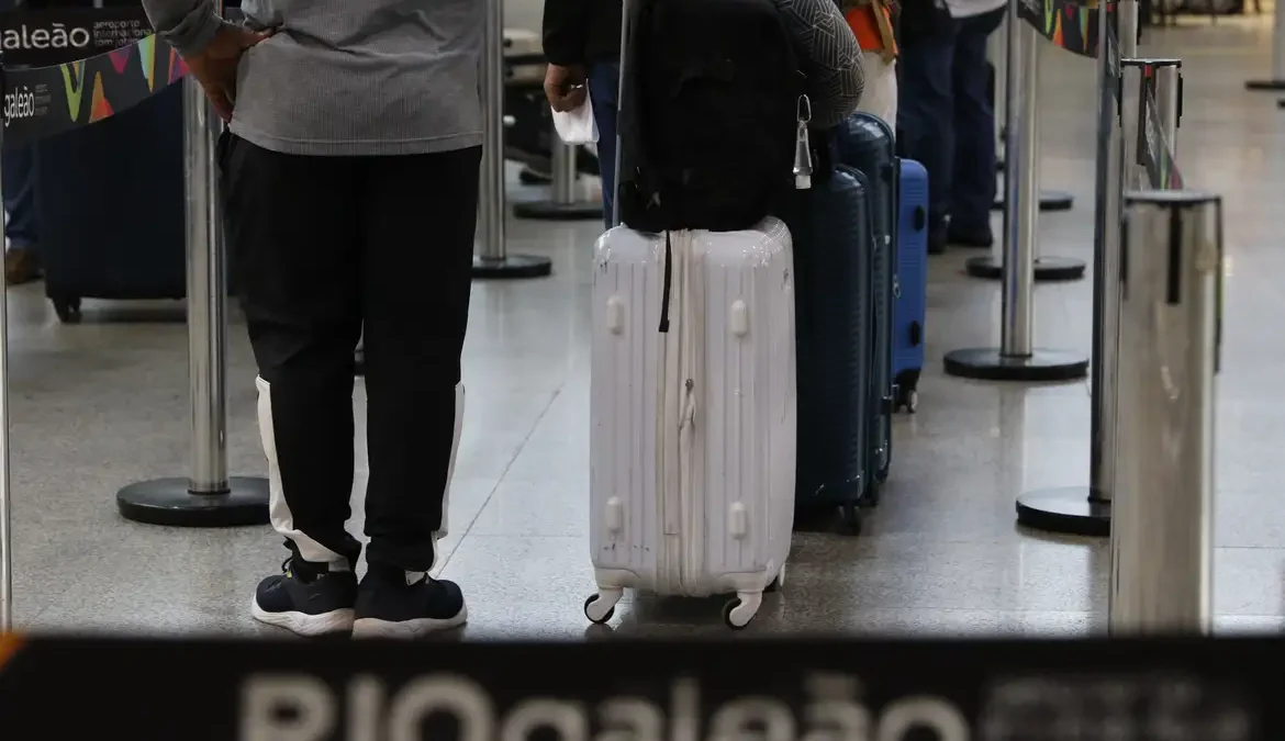 Auditores da Receita fazem operação-padrão em aeroportos nesta terça 1 Em greve há dois meses, os auditores fiscais da Receita Federal farão operação-padrão nesta terça-feira (29)