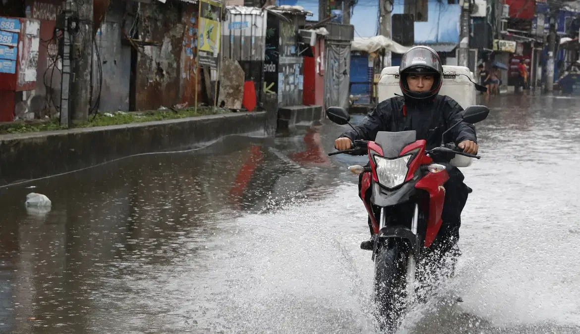 Inmet faz novo alerta de perigo de tempestade para 10 estados 1 O Instituto Nacional de Meteorologia (Inmet) emitiu ontem (21) um novo alerta laranja para chuvas intensas em 10 estados brasileiros