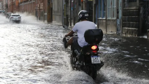 Chuva leva prefeito do Rio a decretar situação de emergência