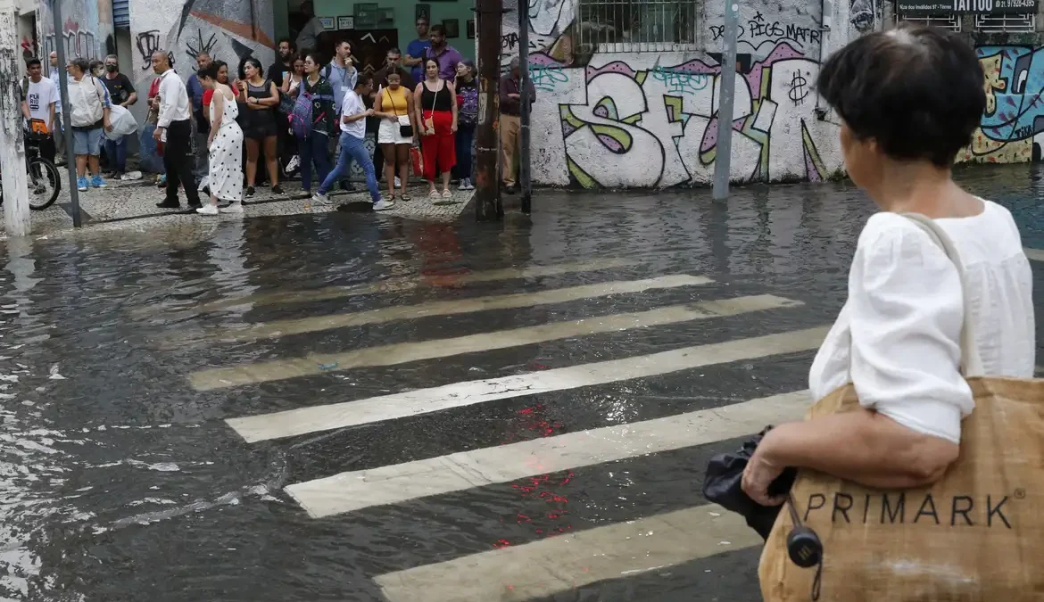 A cidade do Rio de Janeiro foi atingida por chuva contínua desde sábado (13) que provocou diversos transtornos