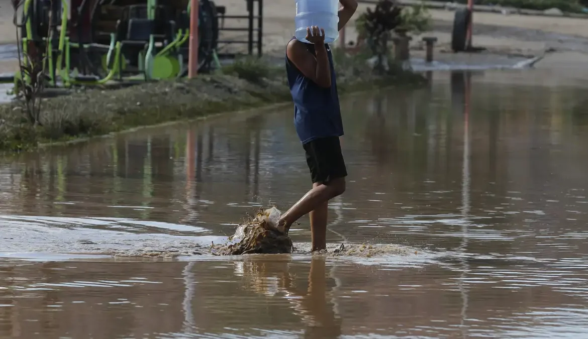 Temporais afetam cerca de 100 mil pessoas no Rio 1 O número atualizado de pessoas desalojadas passa de 25 mil, e 1.052 continuam desabrigadas