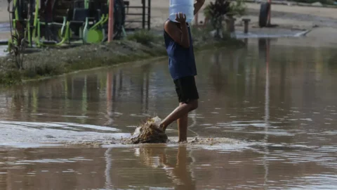 Temporais afetam cerca de 100 mil pessoas no Rio 7 Temporais afetam cerca de 100 mil pessoas no Rio