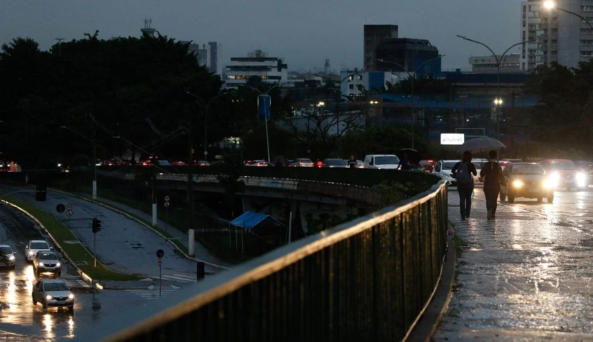 Pessoa morre após ser atingida por fio energizado durante chuva em SP 1 Um homem morreu e uma mulher está em estado grave após terem sido atingidos por um fio energizado