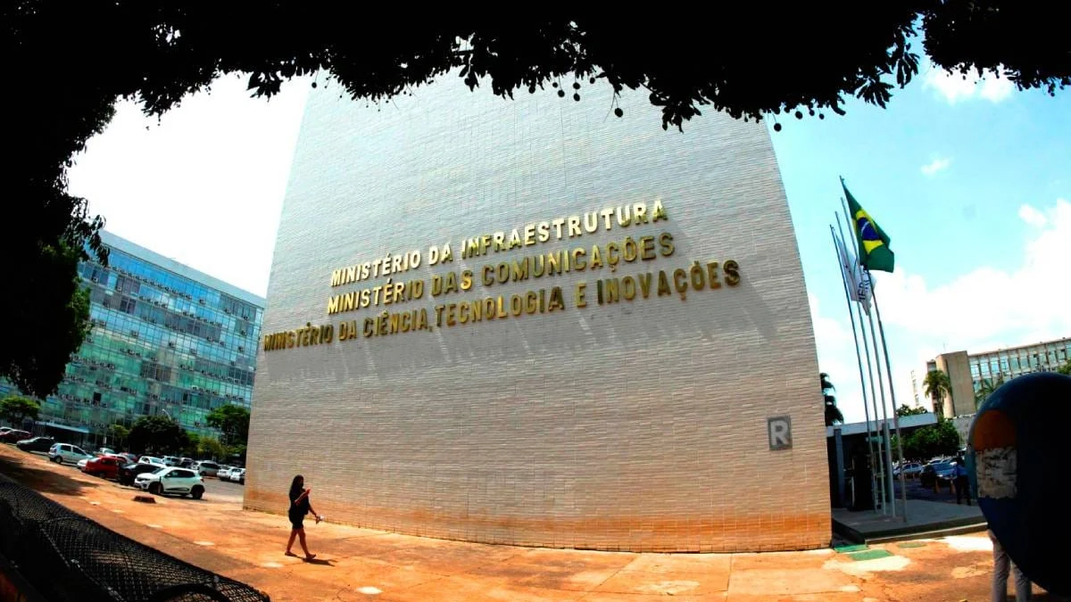 Governo Federal investe R$ 2,9 bilhões em inclusão digital no Brasil 1 O ano de 2023 estabeleceu um marco significativo para o Fundo de Universalização dos Serviços de Telecomunicações (Fust)