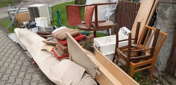 Prefeitura disponibiliza telefone para recolhimento de móveis inservíveis 1 Nada de colocar na calçada ou jogar em qualquer lugar. Acione o serviço de limpeza urbana da Prefeitura de Governador Valadares