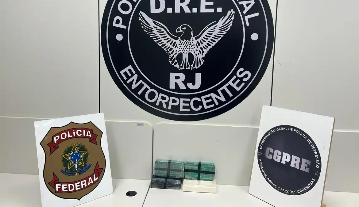 PF prende homem que transportava cocaína em rodovia no Rio de Janeiro 1 Um homem de 41 anos, que transportava 4 quilos de cocaína, foi preso em flagrante, neste sábado (6)