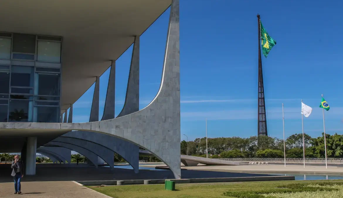 O presidente Luiz Inácio Lula da Silva sancionou nesta segunda-feira (22) a Lei Orçamentária Anual (LOA) de 2024