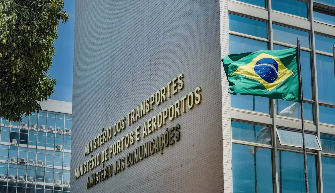 Guia orienta organizações sobre edital para rádios comunitárias 1 O Ministério das Comunicações lançou um guia para auxiliar as organizações interessadas em participar do edital para seleção de rádios