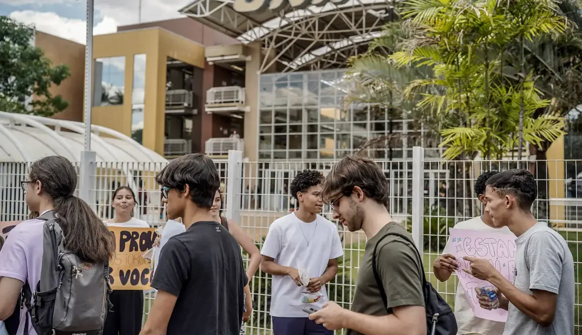 Saiba como funcionará o Programa Pé-de-Meia para estudantes 1 A lei que cria o Programa Pé-de-Meia, para incentivo educacional de estudantes do Ensino Médio público, foi publicada nesta quarta-feira