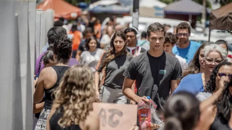 Ensino médio: Pé-de-Meia dará R$ 2 mil por ano a alunos de baixa renda 3 Ensino médio: Pé-de-Meia dará R$ 2 mil por ano a alunos de baixa renda