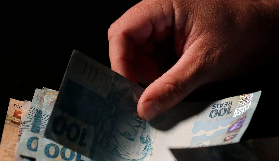 Publicada portaria que reajusta benefícios do INSS acima do mínimo 1 Além de corrigir os benefícios, o INPC também é aplicado para reajustar as contribuições para a Previdência Social, que sobem conforme