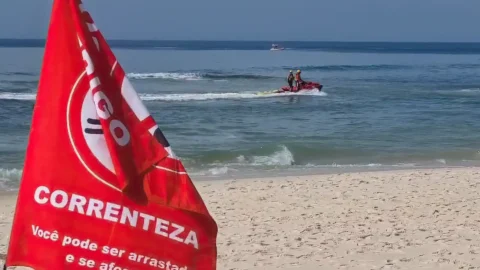 Aumenta número de resgates feitos por bombeiros nas praias do Rio
