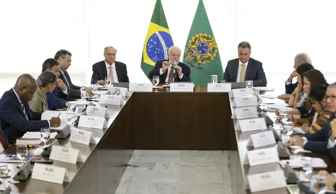 O presidente Luiz Inácio Lula da Silva defendeu, nesta terça-feira (9), o uso de todo o poder da máquina pública contra o garimpo ilegal