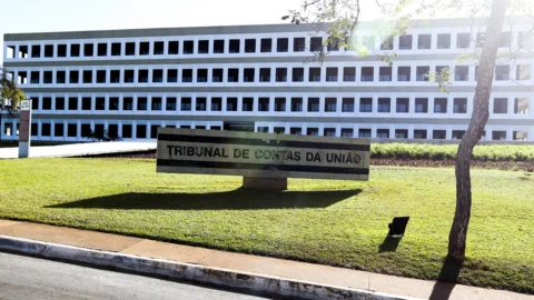 TCU suspende licitação de R$ 1,4 bilhão da Fiocruz 5 TCU suspende licitação de R$ 1,4 bilhão da Fiocruz