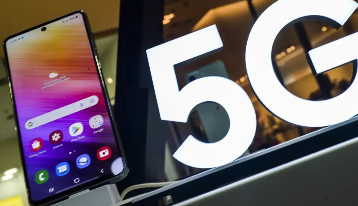 Menos de 8% das cidades brasileiras têm leis de antenas adaptadas a 5G 1 Presente em mais de 3 mil municípios e beneficiando 140 milhões de brasileiros, a tecnologia 5G enfrenta um entrave para a expansão