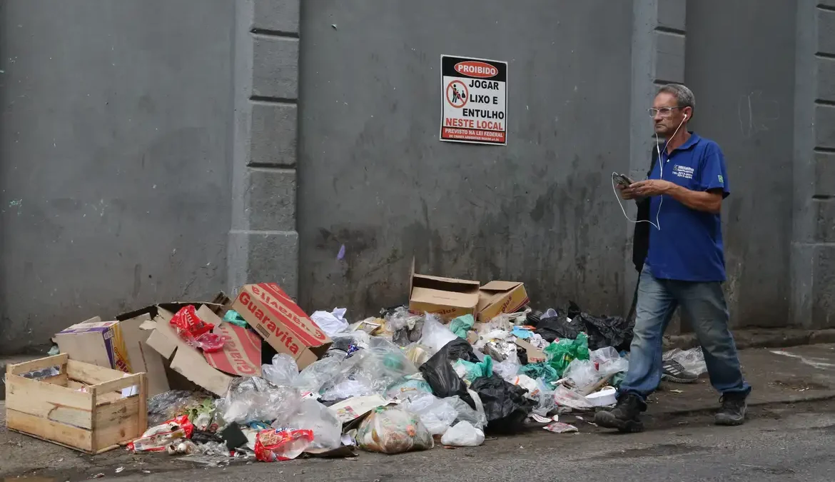 Entre números que dão a dimensão do material descartado e o ritmo de consumo de produtos