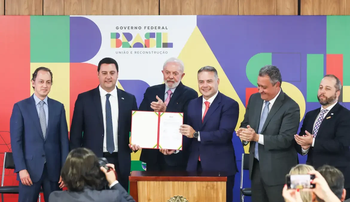 Mais de mil km de rodovias no Paraná passam para a iniciativa privada 1 A formalização ocorreu em cerimônia no Palácio do Planalto nesta terça-feira (30), com a presença do presidente Luiz Inácio Lula da Silva