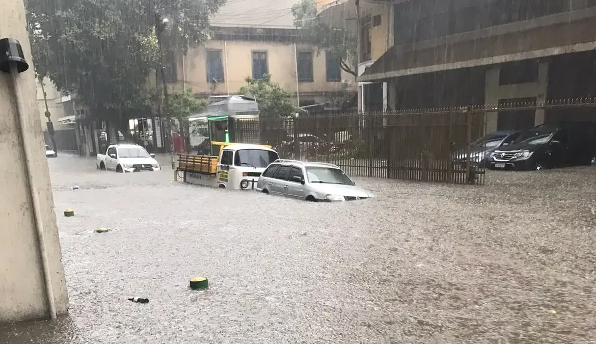 Meteorologia emite alerta laranja para tempestades em 11 estados 1 O Instituto Nacional de Meteorologia (Inmet) emitiu alerta laranja para chuvas intensas e tempestades
