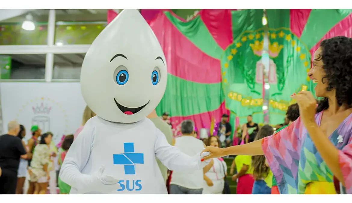 O icônico personagem Zé Gotinha caiu no samba no último sábado (20) ao gravar um clipe na quadra da Estação Primeira de Mangueira