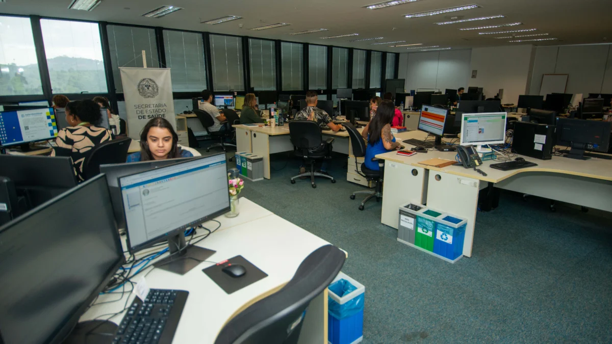 Centro de informações atua 24 horas para monitorar eventos que ameacem a saúde da população de Minas 1 Uma mensagem de e-mail ou uma chamada telefônica é a ação necessária para se fazer uma notificação ao Centro de Informações Estratégicas