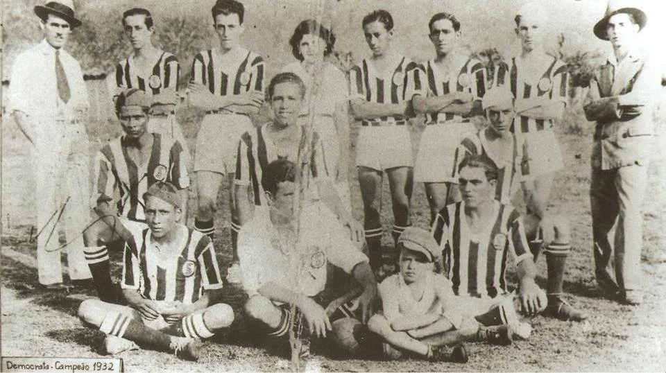 O primeiro time do Democrata, época em que o escudo das camisas dos jogadores tinha as iniciais SCD, de Sport Club Democrata