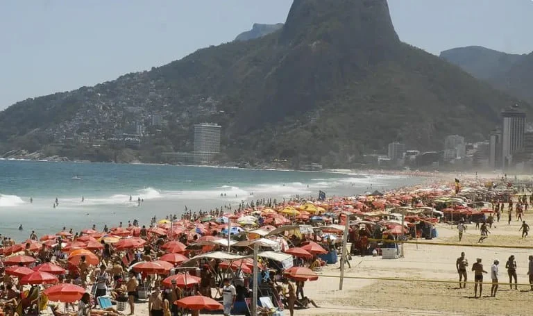 Para além da contribuição do setor para a economia, o dinheiro gasto pelos turistas em serviços, como hospedagem, alimentação e passeios