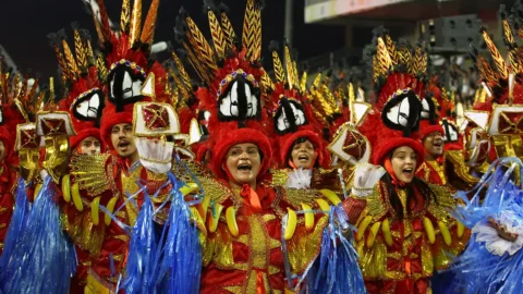 Vai-Vai abre segundo dia desfiles no sambódromo paulistano