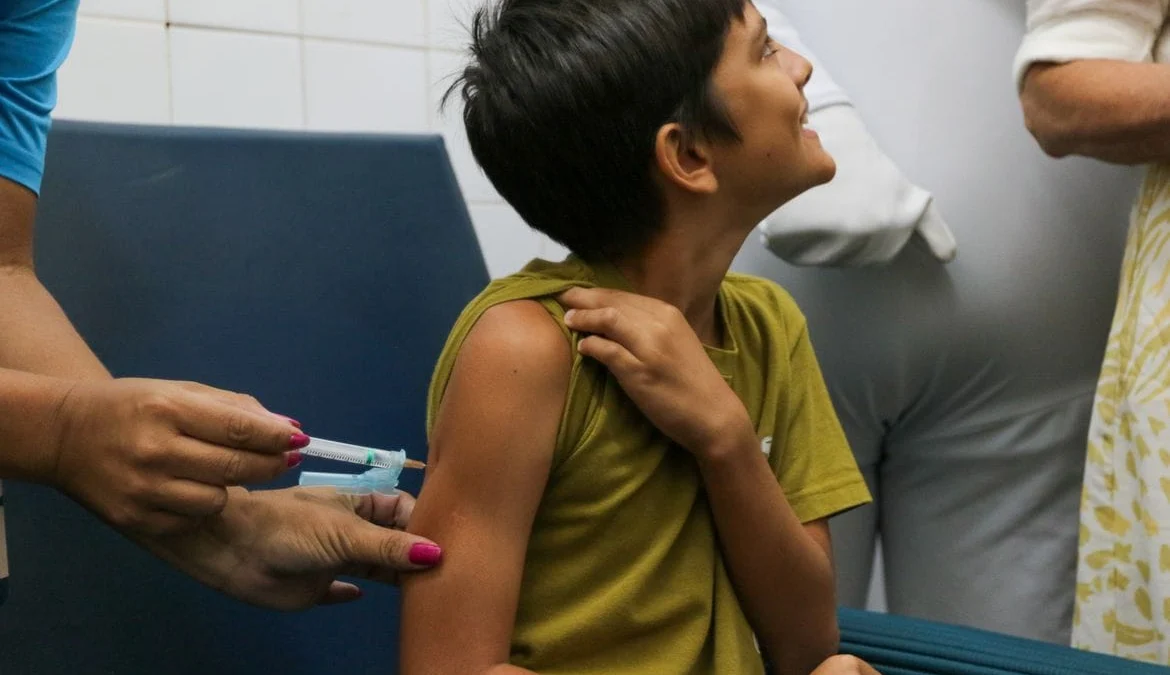 Mais sete municípios do estado de SP começam vacinação contra dengue 1 Mais sete cidades da região do Alto Tietê, no estado de São Paulo, deram início à imunização nesta terça-feira (20)