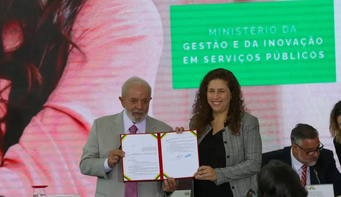 Nesta segunda-feira (26), o presidente Luiz Inácio Lula da Silva assinou o decreto que institui o Imóvel da Gente