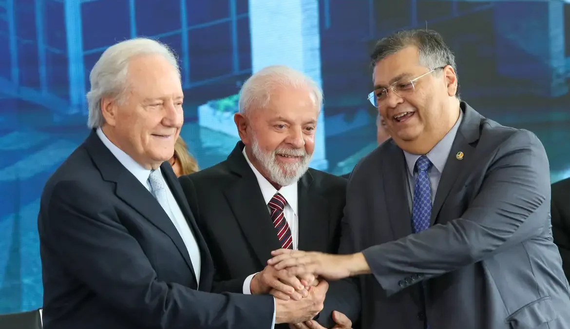 Lula empossa Lewandowski no Ministério da Justiça 1 O presidente Luiz Inácio Lula da Silva empossou, nesta quinta-feira (1º), Ricardo Lewandowski no cargo de ministro da Justiça e Segurança