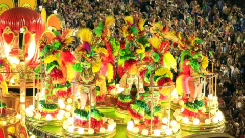 Mocidade abre o segundo dia de desfile na Sapucaí cantando o caju