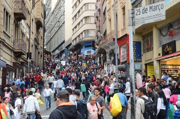 A taxa anual de desocupação do país foi de 7,8% em 2023, o que representa uma queda de 1,8 ponto percentual (p.p.) frente à média do ano