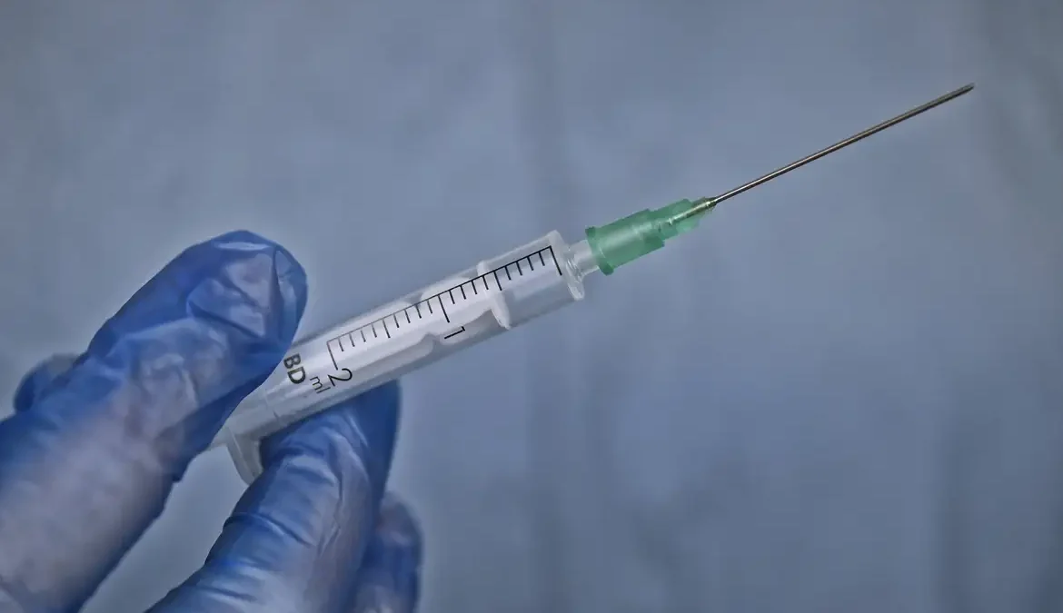 Tire as principais dúvidas sobre a vacinação contra dengue 1 Na próxima semana, as doses começam a ser distribuídas a 521 municípios selecionados pelo Ministério da Saúde