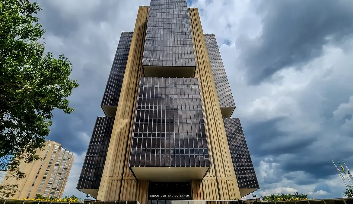 A previsão do mercado financeiro para o crescimento da economia brasileira este ano subiu, passando de 1,6% para 1,68%