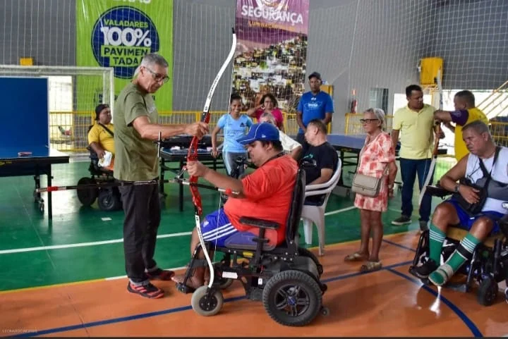 Na tarde desta quinta-feira (8), os alunos da equipe de tênis de mesa adaptado e bocha paralímpico da Praça de Esportes participaram de