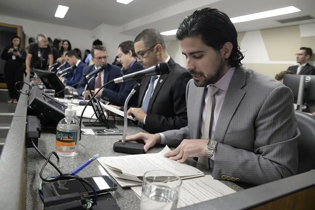 Deputado Zé Laviola (direita) foi o relator desse primeiro projeto e opinou pela sua constitucionalidade conforme o original
