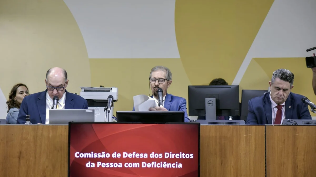 Pranchas de comunicação para pessoas com TEA podem ser adotadas 1 Os parlamentares da Comissão de Defesa dos Direitos da Pessoa com Deficiência analisa duas proposições em reunião na tarde desta terça (20)