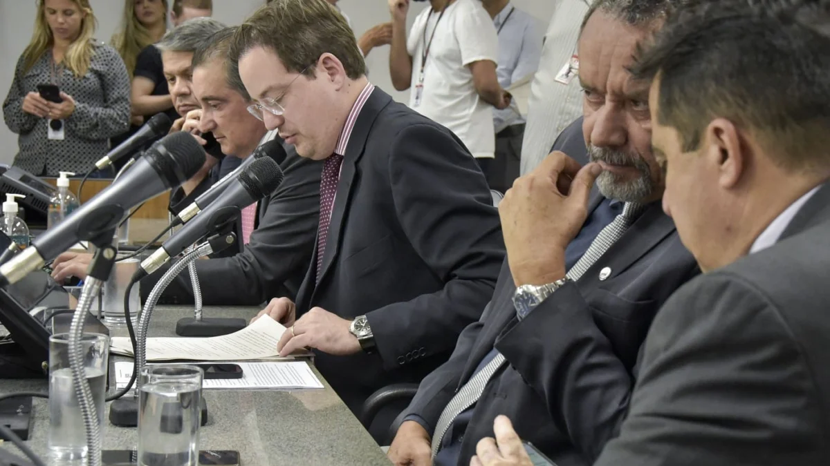 Pareceres pela manutenção dos vetos foram aprovados com votos contrários