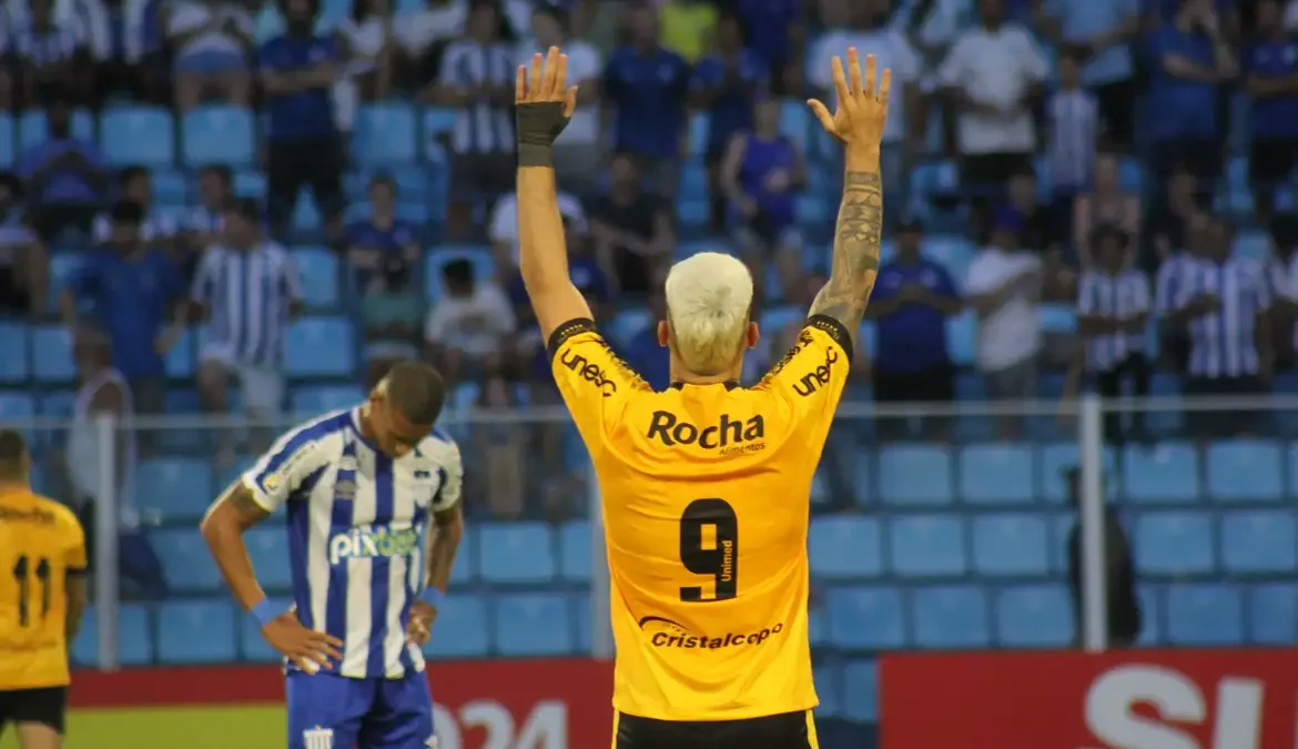 O Criciúma venceu o clássico com o Avaí por 3 a 2, na noite desta terça-feira (12)