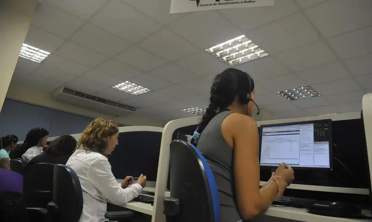 As integrantes da Central de Atendimento à Mulher - Ligue 180 já estão preparadas para atender as mulheres que passarem por situações