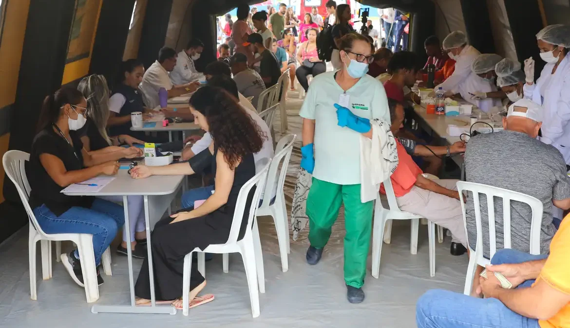 DF anuncia hospital de campanha após declarar emergência por dengue 1 O governo do Distrito Federal (GDF) vai instalar um hospital de campanha em uma tentativa de ampliar o atendimento a casos suspeitos