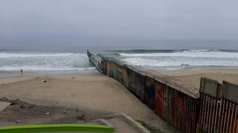 Estados Unidos se preocupam com o grande número de estrangeiros atravessando a sua fronteira com o México 6 Estados Unidos se preocupam com o grande número de estrangeiros atravessando a sua fronteira com o México