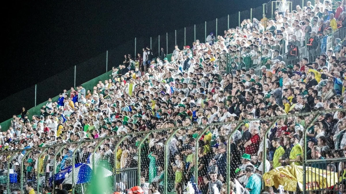 A torcida do Sousa lotou o seu estádio para ver a vitória do Dinossauro sobre a Raposa