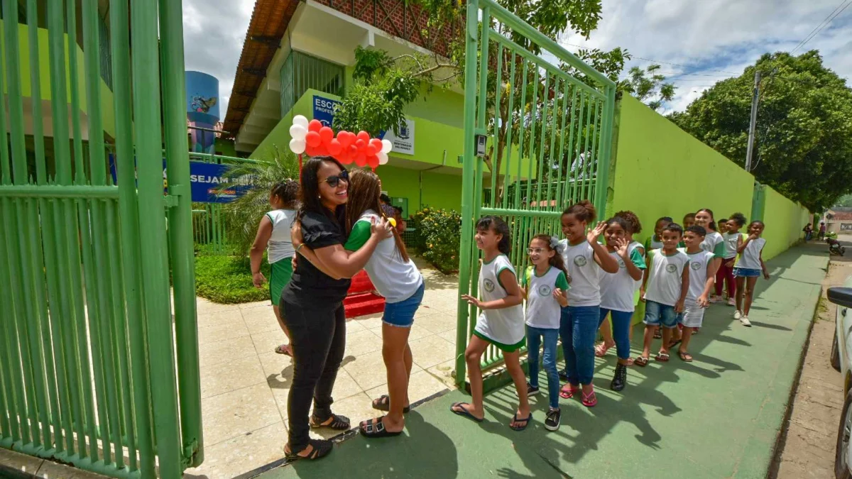 As férias acabaram e nesta segunda-feira (5), os alunos da Rede Municipal de Ensino voltaram às escolas para iniciar mais um ano letivo