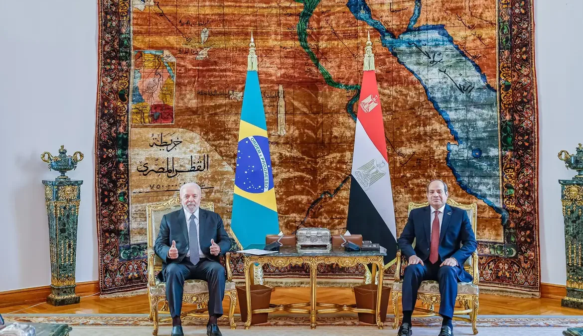 Em visita ao Cairo, capital do Egito, Lula voltou a defender mudanças na governança global, durante declaração à imprensa ao lado