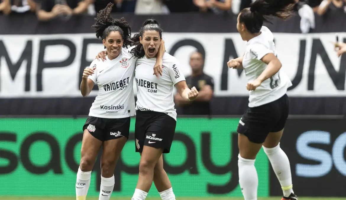 Corinthians derrota Cruzeiro e conquista tri da Supercopa feminina 1 O reinado do Corinthians no futebol feminino brasileiro teve mais um capítulo neste domingo (18)