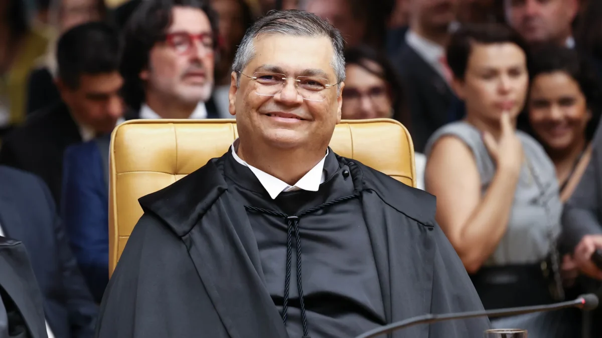 Primeiro voto de Dino no STF é favorável em ação sobre uberização 1 Com o voto de Dino, o Supremo tem placar de 2 votos a 0 a favor do reconhecimento da chamada repercussão geral