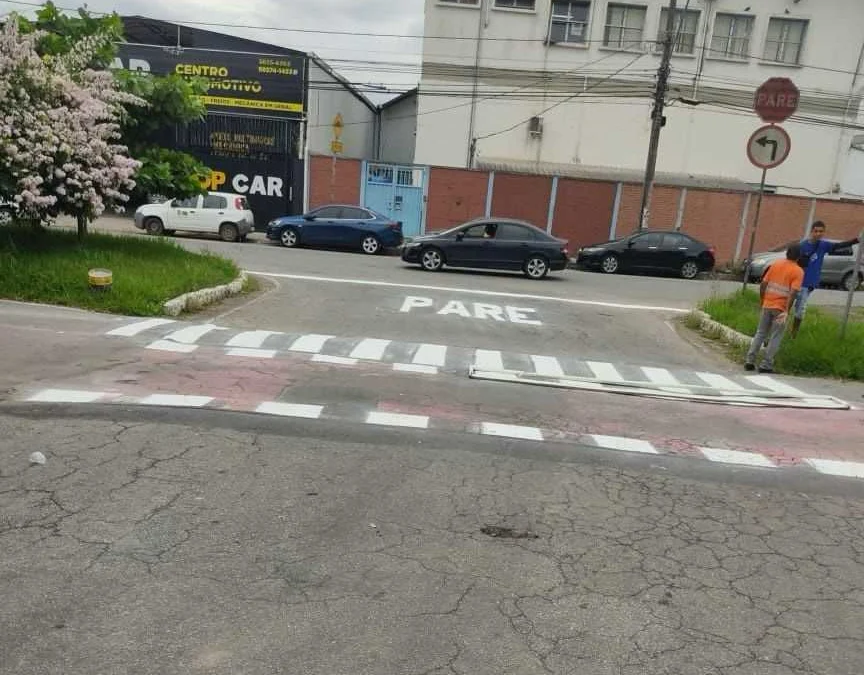 Prefeitura de Ipatinga revitaliza sinalização em diversos pontos da cidade 1 Os serviços incluem repinturas, implantação de novas faixas de pedestres e marcação de sinalização semafórica